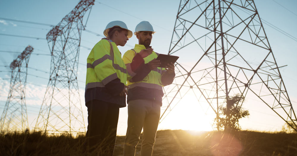Två medarbetare inspekterar marken