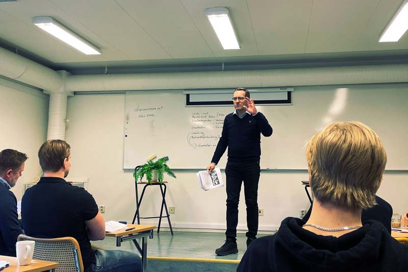 En person håller en föreläsning